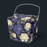 Caixa de Tratamento de Favor Floral<br><div class="desc">A caixa de tratamento favorito do partido é mostrada com um adorável impressão floral azul de peões multicolores. Personalize este item ou comprar como está. Dica: Apenas adicione as guloseimas de excelente e adicione uma fita festiva. Imagem licenciada</div>