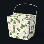 Caixa de Tratamento de Favor Floral de Gardenia<br><div class="desc">A caixa de tratamento favorito do partido é mostrada com uma adorável impressão floral de jardina branca. Personalize este item ou comprar como está. Dica: Apenas adicione as guloseimas de excelente e adicione uma fita festiva. Imagem licenciada</div>