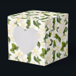 Caixa de Tratamento de Favor Floral de Gardenia<br><div class="desc">A caixa de tratamento favorito do partido é mostrada com uma adorável impressão floral de jardina branca. Personalize este item ou comprar como está. Dica: Apenas adicione as guloseimas de excelente e adicione uma fita festiva. Imagem licenciada</div>