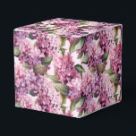 Caixa de Tratamento de Festa com Impressão de Lila<br><div class="desc">A caixa de favor de festa é mostrada com uma impressão floral de lilases. 
Personalize este item ou compre como está.
Dica: Basta adicionar seus ótimos presentes e adicionar alguma fita festiva.



Imagem Licenciada</div>