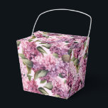Caixa de Tratamento de Festa com Impressão de Lila<br><div class="desc">A caixa de favor de festa é mostrada com uma impressão floral de lilases. 
Personalize este item ou compre como está.
Dica: Basta adicionar seus ótimos tratamentos e adicionar alguma fita festiva.



Imagem Licenciada</div>