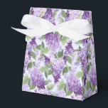 Caixa de Tratamento de Festa com Impressão de Lila<br><div class="desc">A caixa de favor de festa é mostrada com uma impressão floral de lilases. 
Personalize este item ou compre como está.
Dica: Basta adicionar seus ótimos presentes e adicionar alguma fita festiva.



Imagem Licenciada</div>
