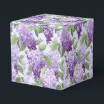 Caixa de Tratamento de Festa de Impressão Lilases<br><div class="desc">A caixa de lembrancinha de festa é mostrada com uma estampa floral de lilases. 
Personalize este item ou compre como está.
Dica: Basta adicionar seus ótimos presentes e adicionar uma fita festiva.



Imagem Licenciada</div>