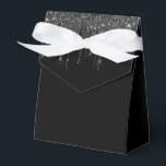 Caixa de Tratamento de Parte de Drivers de Glitter<br><div class="desc">A caixa de favorecimento da festa é mostrada com um impressão de gotejamento brilhante preto elegante na aba frontal e atrás. Perfeito para dar presente. Personalize este item ou comprar como está. Dica: Apenas adicione suas guloseimas de excelente e adicione uma fita bonita. Impressão licenciado</div>