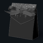 Caixa de Tratamento de Parte de Drivers de Glitter<br><div class="desc">A caixa de favorecimento da festa é mostrada com um impressão de gotejamento brilhante preto elegante na aba frontal. Perfeito para dar presente. Personalize este item ou comprar como está. Dica: Apenas adicione suas guloseimas de excelente e adicione uma fita bonita. Impressão licenciado</div>