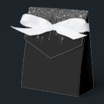 Caixa de Tratamento de Parte de Drivers de Glitter<br><div class="desc">A caixa de favoritos da parte é mostrada com um impressão de gotejamento brilhante preto e branco na aba frontal. Perfeito para dar presente. Personalize este item ou comprar como está. Dica: Apenas adicione suas guloseimas de excelente e adicione uma fita bonita. Impressão licenciado</div>