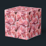 Caixa de Tratamento do Impressão de Rosas Rosa<br><div class="desc">A caixa de favoritos da festa é mostrada com uma adorável impressão floral de rosas rosa. Personalize este item ou comprar como está. Dica: Apenas adicione as guloseimas de excelente e adicione uma fita festiva. Imagem licenciada</div>