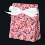 Caixa de Tratamento do Impressão de Rosas Rosa<br><div class="desc">A caixa de favoritos da festa é mostrada com uma adorável impressão floral de rosas rosa. Personalize este item ou comprar como está. Dica: Apenas adicione as guloseimas de excelente e adicione uma fita festiva. Imagem licenciada</div>