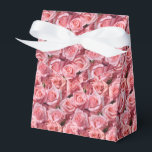 Caixa de Tratamento do Impressão de Rosas Rosa<br><div class="desc">A caixa de favoritos da festa é mostrada com uma adorável impressão floral de rosas rosa. Personalize este item ou comprar como está. Dica: Apenas adicione as guloseimas de excelente e adicione uma fita festiva. Imagem licenciada</div>