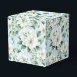 Caixa de Tratamento do Partido Floral Branco<br><div class="desc">A caixa de favor da festa é mostrada com um adorável impressão floral branco. Personalize este item ou comprar como está. Dica: Apenas adicione as guloseimas de excelente e adicione uma fita festiva. Imagem licenciada</div>