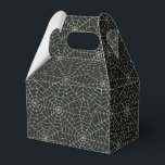 Caixa de Tratamento do Partido Halloween<br><div class="desc">A caixa de favor do partido é mostrada com uma impressão de teias de Halloween festiva. Perfeito para dar presente. Personalize este item ou comprar como está. Dica: Apenas adicione suas guloseimas de excelente e adicione uma fita bonita. Impressão licenciado</div>