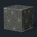 Caixa de Tratamento do Partido Halloween<br><div class="desc">A caixa de favor do partido é mostrada com uma impressão de teias de Halloween festiva. Perfeito para dar presente. Personalize este item ou comprar como está. Dica: Apenas adicione suas guloseimas de excelente e adicione uma fita bonita. Impressão licenciado</div>