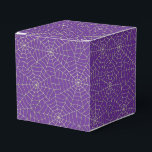 Caixa de Tratamento do Partido Halloween<br><div class="desc">A caixa de favor do partido é mostrada com uma impressão de teias de Halloween festiva. Perfeito para dar presente. Personalize este item ou comprar como está. Dica: Apenas adicione suas guloseimas de excelente e adicione uma fita bonita. Impressão licenciado</div>