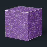 Caixa de Tratamento do Partido Halloween<br><div class="desc">A caixa de favor do partido é mostrada com uma impressão de teias de Halloween festiva. Perfeito para dar presente. Personalize este item ou comprar como está. Dica: Apenas adicione suas guloseimas de excelente e adicione uma fita bonita. Impressão licenciado</div>