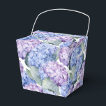 Caixa de Tratamento do Partido Hydrangeas<br><div class="desc">A caixa de favoritos de festas é mostrada com um adorável impressão floral de hydrangeas. Personalize este item ou comprar como está. Dica: Apenas adicione as guloseimas de excelente e adicione uma fita festiva. Imagem licenciada</div>