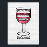 Caixa Vidro Vidro Poster Art Impressão - Vinho Eng<br><div class="desc">Uma imagem engraçada de vinho apresentando um copo de vinho tinto sobre um fundo texturizado branco com as palavras,  "então,  ok,  sim,  eu fui criado em uma caixa... não julgue".</div>