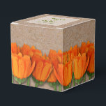 Caixas de Favor de Festa de Tulipa Laranja em Kraf<br><div class="desc">Muitos tulipas laranja rodeiam uma caixa de favor de festa quadrada de 2" com padrão de papel kraft. Personalize a frente e a parte superior com sua redação ou exclua-a. Clique no botão PERSONALIZAR para ALTERAR as fontes e as cores das fontes. Itens COORDENADOS disponíveis em nossa loja. Convites de...</div>