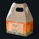 Caixas de Favor Gable Kraft Tulipas Laranja<br><div class="desc">Ramos de tulipas laranja rodeiam uma caixa de favor de festa Gable com padrão de papel kraft. Personalize com sua redação. Clique no botão PERSONALIZAR para ALTERAR as fontes e cores das fontes. Itens COORDENADOS disponíveis em nossa loja. Convites de casamento, cartões de RSVP, cartões de recepção, notas de agradecimento...</div>