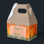 Caixas de Favor Gable Kraft Tulipas Laranja<br><div class="desc">Ramos de tulipas laranja rodeiam uma Caixa de Favor de Festa Gable com padrão de papel kraft. Personalize com sua redação. Clique no botão PERSONALIZAR para ALTERAR as fontes e cores das fontes. Itens COORDENADOS disponíveis em nossa loja. Convites de casamento, Cartões de RSVP, Cartões de Recepção, Bilhetes de Agradecimento...</div>