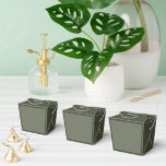 Caixas de Favor Personalizadas Verde Musgo Manchad<br><div class="desc">Ofereça aos convidados e clientes uma experiência de embalagem inesquecível com nossas Caixas de Favor Personalizadas em Verde Musgo com Pontos. Essas caixas de alta qualidade, estilo takeout, apresentam uma base verde musgo rica combinada com um efeito de ruído sutil de pontos para um visual moderno e texturizado. Perfeitas para...</div>