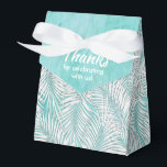 Caixas de Lembranças de Festa com Palmas Brancas e<br><div class="desc">Caixas de lembranças com folhas de palmeira brancas em um fundo azul turquesa oceano. Perfeito para qualquer celebração, festa de aniversário, chá de noiva, festa de noivado, festa de aposentadoria, casamento e muito mais. Clique em PERSONALIZAR para alterar a cor do fundo, as fontes e adicionar texto. Veja convites e...</div>