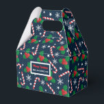 Caixas de presentes personalizadas de doces e Holl<br><div class="desc">Faça seu presente de Natal especial com esta bengala personalizada e a caixa de presente de Natal de santo. Esta caixa de presentes resistente é perfeita para embalagens de pequenos presentes, doces ou favoritos para festas, com um design festivo de canas doces, folhas sagradas, bagas e flocos de neve em...</div>