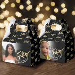 Caixinha De Lembrancinhas 50º aniversário 50º script - foto negra dourada<br><div class="desc">Cinquenta roteiros dourados fazem duas caixas de favor de festas laterais. Personalize esta caixa de promoção de fotos com o seu próprio nome de aniversariante e duas fotos da sua aniversariante ou do seu menino, uma em cada lado. Outros anos e itens correspondentes estão disponíveis e podem ser criados por...</div>