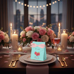 Caixinha De Lembrancinhas Amor e Obrigado Framboesa Personalizada<br><div class="desc">Apresente seus presentes e lembrancinhas de forma bonita com esta elegante caixa de favores “Amor e Gratidão”, que apresenta uma delicada ilustração de ramo de framboesa. Perfeita para casamentos, chá de noiva, despedidas de solteira, aniversários ou presentes de agradecimento, esta bolsa adiciona um toque final caloroso e atencioso a qualquer...</div>