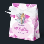 Caixinha De Lembrancinhas Aniversário Fada Princesa Rosa Corações Rosa Desen<br><div class="desc">Projetado com base na minha ilustração de moda de uma bela senhora loira que veste um elegante vestido de pétala elegante de cinza branca. O design tem um texto fantástico no centro e bolhas de corações cor-de-rosa no fundo. Presente perfeito para amante da moda! Personalizável com seu próprio texto para...</div>