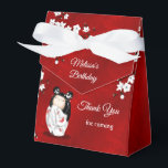 Caixinha De Lembrancinhas Aniversário Vermelho Branco da Boneca Kokeshi Obri<br><div class="desc">Uma boneca de kokeshi num quimono branco com borboletas vermelhas. Com cereja branca floresce em um fundo vermelho brilhante e um obrigado personalizado,  seu texto de aniversário para o aniversário da garota.</div>