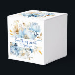 Caixinha De Lembrancinhas Azul, Azul, Floral Dourado<br><div class="desc">A Dourada Floral Azul Dusty é uma combinação de cores particularmente bonito e etérea. Inverte para a tonalidade azul-bebê clara centrada no buquê floral correspondente. A estrutura de círculo central para os nomes dos casais é adornada com círculo de ouro e aquarela decorativa "e". Azul-claro, cor-de-champanhe, cor-de-rosa, sotaque dourado. Frente,...</div>