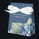 Caixinha De Lembrancinhas Azul Romântico Flores de Hortênsia em Aquarela sob<br><div class="desc">Esta caixa de presente de casamento romântico apresenta um design floral em aquarela com hortênsias azuis sobre um fundo azul marinho. Delicados buquês de flores de hortênsia são retratados em torno da parte inferior.</div>
