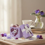 Caixinha De Lembrancinhas Ballotin Cœur de Violettes<br><div class="desc">Sublimez vos petites attentions avec ce ravissant ballotin à dragées ou boîte cadeau. Orné d'une délicate illustration à l'aquarelle formant un cœur de violettes, cet emballage apporte une note de poésie et d'élégance naturelle à vos événements. Idéal pour accueillir des gourmandises, des chocolats ou de petits souvenirs lors d'un mariage,...</div>