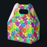 Caixinha De Lembrancinhas Balões Coloridos do Pickleball em Branco<br><div class="desc">Saco de boné de presente de festa de pijama festiva para qualquer jogador de piquenique com confete colorido e balões de pickleball em um fundo branco. Balões azuis, vermelhos, verdes brilhantes, amarelos, cor-de-rosa e roxos feitos de bolas de picleball. Aniversário colorido do piquete, aniversário, obrigado, festa no fim da temporada,...</div>