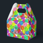 Caixinha De Lembrancinhas Balões Coloridos do Pickleball em Branco<br><div class="desc">Saco de boné de presente de festa de pijama festiva para qualquer jogador de piquenique com confete colorido e balões de pickleball em um fundo branco. Balões azuis, vermelhos, verdes brilhantes, amarelos, cor-de-rosa e roxos feitos de bolas de picleball. Aniversário colorido do piquete, aniversário, obrigado, festa no fim da temporada,...</div>