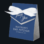 Caixinha De Lembrancinhas Bar Azul e Prateado Mitzvah Modern Obrigado<br><div class="desc">Bar moderno e elegante de cinza azul e prata Mitzvah Obrigado A você favorece caixas com bordas simples de textura prateada e texto personalizado. Itens de coordenação disponíveis na seção do Bar Mitzvah do Compro Designer de Grama de Papel. Edite as cores e fontes clicando em 'personalizar mais'.</div>