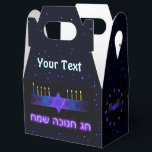 Caixinha De Lembrancinhas Bar Estrela Menorah<br><div class="desc">Uma imagem fractal roxa e azul,  com um Magen David (Estrela de David),  no meio,  como uma menorah Chanukkah. As velas estão acesas. "Chag Chanukkah Sameach" (Happy Chanukkah) aparece no texto brilhante. Você pode adicionar seu próprio texto. Tudo se sobrepõe a um fundo estrelado.</div>