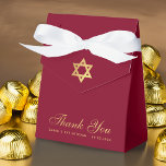 Caixinha De Lembrancinhas Bat Mitzvah Burgundy Faux Gold Foil Star Obrigado<br><div class="desc">Uma caixa de ouro e burro para o morcego mitzvah de uma garota. No flape, tem uma estrela de folha de ouro falsa de David. A mensagem "Obrigado" está escrita na parte inferior, num elegante dourado falso, a ocasião e a data são escritas em bonés ouros. O fundo é burgundy....</div>