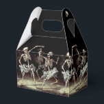 Caixinha De Lembrancinhas Black Death Dancing Skeletons Halloween<br><div class="desc">Adicione um toque encantador à sua festa de Halloween ou Casamento Gótico com nossos Skeletons Dançantes Góticos de Morte Negra Personalizados para Favor de Spooky. Essa caixa de favores mesmerizante combina a estética macabra da era da morte negra com uma torcida deliciosa, lançando um encanto que atrairá seus convidados. Criada...</div>