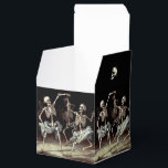Caixinha De Lembrancinhas Black Death Dancing Skeletons Halloween<br><div class="desc">Black Death Gothic Dancing Skeletons Personalizados Spooky Favor Box Spookify sua festa de Dia das Bruxas ou Casamento Gótico com nossos Esqueletos Dançarinos Góticos de Morte Negra Personalizados Caixa de Favor Spooky. Essa caixa de favores cativante combina a estética macabra da Era da Morte Negra com uma reviravolta lúdica, criando...</div>
