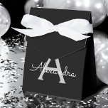 Caixinha De Lembrancinhas Black Silver Modern Script Girly Monographic Name<br><div class="desc">Monograma da Silver e Black Sparkle Glitter Adicione seu próprio nome Caixas de presentes de papel Isto faz o doce e perfeito aniversário de 16 anos,  casamento,  chá de panela,  aniversário,  chá de fraldas ou festa de solteira para alguém que ama luxo de luxo e estilos quíticos.</div>