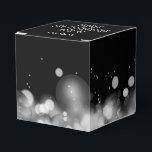 Caixinha De Lembrancinhas Bokeh Branco e Preto Personalizado<br><div class="desc">Agradeça os convidados com favores nestas caixas de favores quadradas de 2" com luzes bokeh preto e branco elegantes. Perfeitas para celebrações de aniversário,  aniversário de casamento,  casamento,  réveillon ou qualquer ocasião especial. ITENS COINCIDENTES em nossa loja.</div>