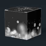 Caixinha De Lembrancinhas Bokeh Branco e Preto Personalizado<br><div class="desc">Agradeça os convidados com favores nestas caixas de favor de 2" quadradas com luzes bokeh preto e branco elegantes. Perfeito para celebrações de aniversário,  aniversário de casamento,  Ano Novo ou qualquer ocasião especial. ITENS COINCIDENTES em nossa loja.</div>