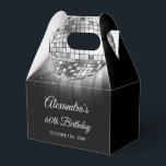 Caixinha De Lembrancinhas Bola de Disco da Silver 60ª Festa de aniversário 7<br><div class="desc">Eleve sua celebração de 60 anos com nossa Caixa de Presença da Esfera Disco da Festa de aniversário 60 da Prata 70, projetada para adicionar um toque de sofisticação e talento retrô à sua batida marco. Em uma sombra de prata cintilante, esta caixa de presentes exude elegância e nostalgia. O...</div>