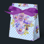 Caixinha De Lembrancinhas Bolo de Noiva Floral de Ginga Azul Favor<br><div class="desc">Design de Bolo Floral de Pansy Ginga Azul Shabby Chic,  com um nome totalmente personalizável. Criado a partir de um dos meus desenhos originais de gatos,  um must para todos os amantes de gatos!.</div>