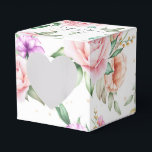 Caixinha De Lembrancinhas Box Favor Box-Floral Impressão<br><div class="desc">Esta caixa de favoritos do casamento é mostrada numa encantadora caixa de janela em forma de coração com um design impressão floral multicolor. Mostrado com nomes de exemplo e data no topo da caixa. Cor Branco Personalize este item e altere os nomes e a data para o seu. Imagem do...</div>