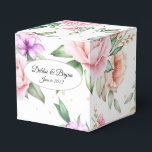 Caixinha De Lembrancinhas Box Favor Box-Floral Impressão<br><div class="desc">Esta caixa de favoritos do casamento é mostrada em um adorável design de impressão floral multicolorido. Mostrado com nomes de exemplo e data. Cor Branco Personalize este item e altere os nomes e a data para o seu. Imagem do stock freepik.com</div>