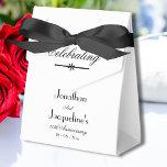 Caixinha De Lembrancinhas Branco Personalizado do Aniversário Elegante Cláss<br><div class="desc">Elegância Clássica para qualquer Aniversário de Casamento Personalizado Caixa de Favor Simples de Chic White. Caixa de Favoritos personalizados do Aniversário do Casamento elegante clássico com Nomes de Noiva e de Almoço e Data de Casamento e qualquer Data de Aniversário pode ser inserida. Clique em personalizar esta modelo para personalizar...</div>