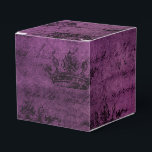 Caixinha De Lembrancinhas Caligrafia púrpura da Vintage<br><div class="desc">Vintage aflita a coroa e o padrão de tipografia preferem a caixa com acentos de roxo e preto para complementar a coleção abaixo.</div>
