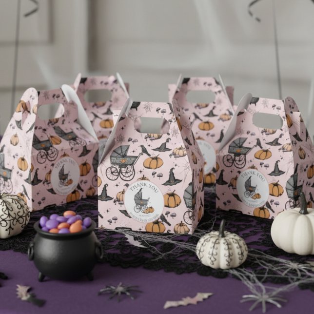 Caixinha De Lembrancinhas Carrinho de Bebê Rosa Gótico Personalizado Hallowe (Pink A Baby is Brewing Halloween Baby Shower Favor Boxes. Spooky Baby Carriage, Pumpkin, Witch Hat)